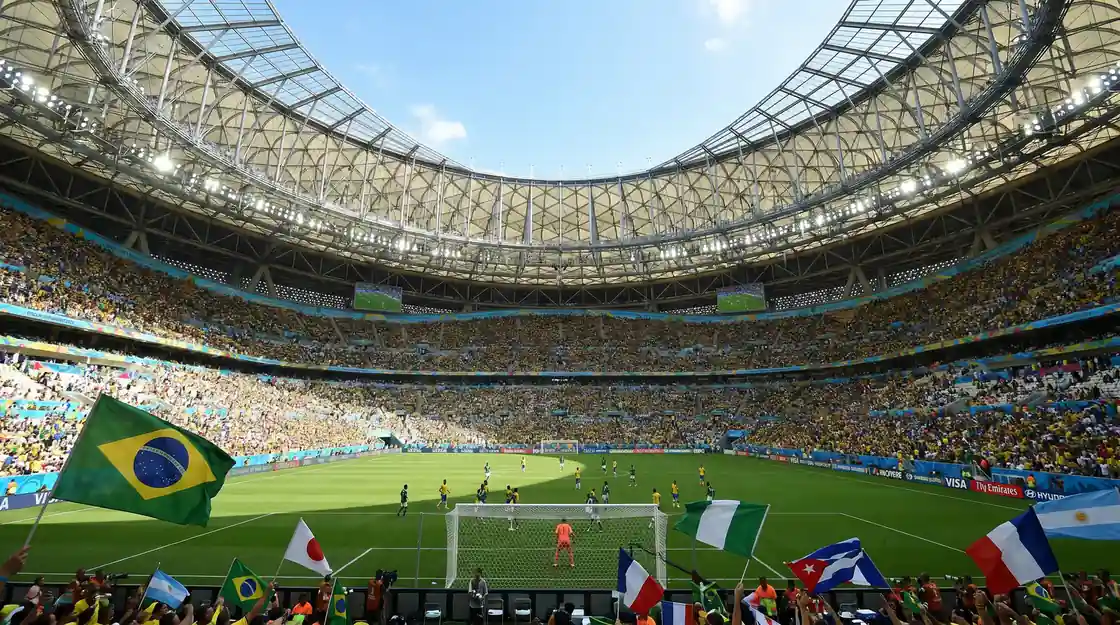 Estadio de fútbol durante un partido del Mundial 2026 con campo de césped natural y gradas llenas